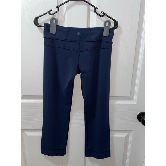 Lululemon.  Size 6 ladies . Navy cropped capris. Excellent condition, - Picture 3 of 6